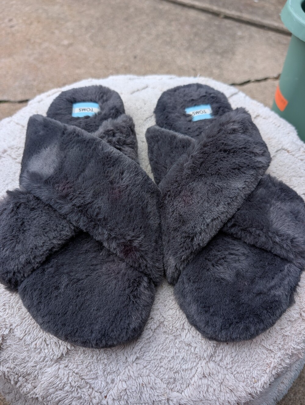 Women's Toms Gray Plush Slippers Size 11